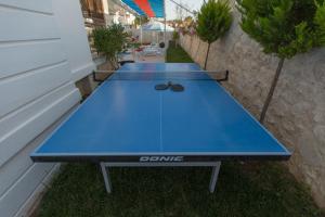 una mesa de ping pong azul con gafas de sol. en Smans Villas, en Ölüdeniz