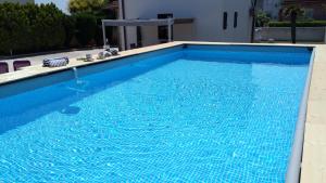 une grande piscine bleue avec de l'eau bleue dans l'établissement Villa Leona, à Medulin
