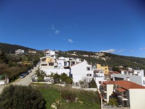 vista su una città con case bianche di Antonia House a Città di Skiathos