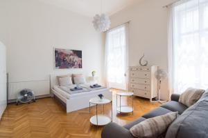 ブダペストにあるBroadway Apartment Budapestのリビングルーム(ベッド1台、ソファ付)