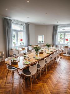 een grote eetkamer met een lange tafel en stoelen bij Landhotel Adler in Sigmarszell