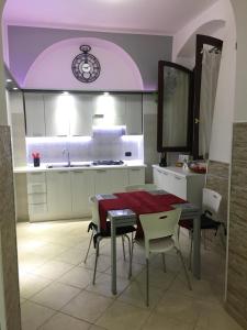 O bucătărie sau chicinetă la Frank House