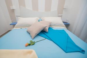 Un pat sau paturi într-o cameră la Chiaro di Luna