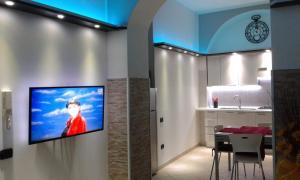 Un televizor și/sau centru de divertisment la Frank House