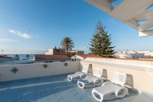 un balcone con sedie e vista sull'oceano di Reef and Dream a San Vito lo Capo