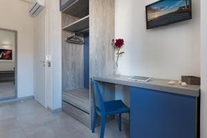 una scrivania blu con una sedia blu in una stanza di Reef and Dream a San Vito lo Capo Altre 29 foto