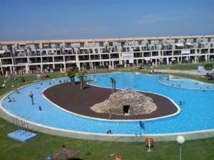 een groot zwembad voor een groot gebouw bij Golf Mar Panoramic Sant Jordi in Sant Jordi