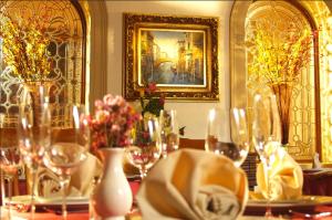 un tavolo con bicchieri e vasi con fiori sopra di Gran Casa Sayula Galeria & SPA a Sayula
