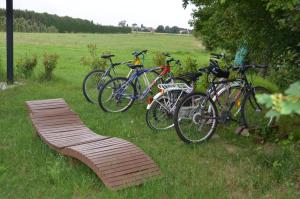 eine Gruppe Fahrräder, die neben einer Holzbrücke geparkt sind in der Unterkunft Casa dei Girasoli in Castiglion Fiorentino