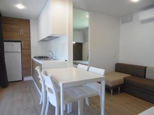 A kitchen or kitchenette at Camping Eden