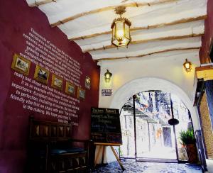 Ein Zertifikat, Auszeichnung, Logo oder anderes Dokument, das in der Unterkunft Intro Hostels Cusco ausgestellt ist
