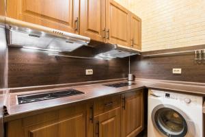a kitchen with a washing machine and a washer at Winterfell Paveletskaya in Moscow