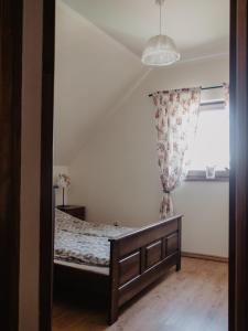 Łóżko lub łóżka w pokoju w obiekcie Domek wypoczynkowy Piotr