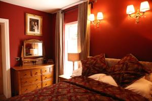 Tempat tidur dalam kamar di Cuilcagh Luxury Studio