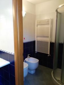La salle de bains est pourvue de toilettes, d'un lavabo et d'une douche. dans l'établissement La casa di Gio, à Varazze