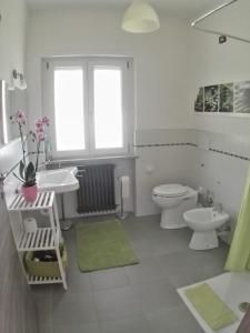 Baño blanco con aseo y lavamanos en B&B Guglielmina, en Omegna