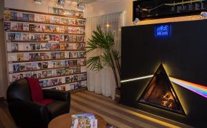 a living room with a fireplace and a book wall at Pousada Piano Piano in Campos do Jordão