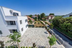 an aerial view of a building and a courtyard at Apartmani Paradise in Petrcane
