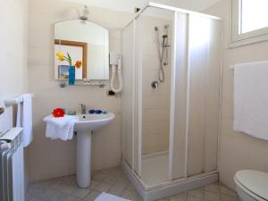 Phòng tắm tại Villaggio Albergo Internazionale La Plaja