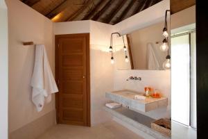 Ein Badezimmer in der Unterkunft Hotel Les Cinq Djellabas