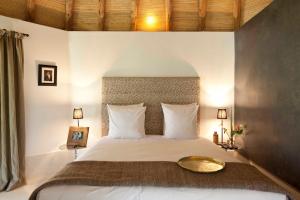 Ein Bett oder Betten in einem Zimmer der Unterkunft Hotel Les Cinq Djellabas