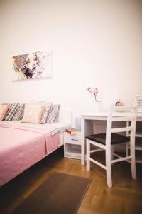 1 dormitorio con escritorio, 1 cama, escritorio y silla en Clyra Apartment City Centar Zagreb, en Zagreb