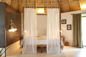 Ein Bett oder Betten in einem Zimmer der Unterkunft Hotel Les Cinq Djellabas