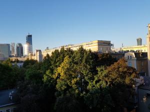 ワルシャワにあるApartment "Femina Cinema" Warsaw City Centreの建物のある街並み