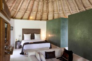 Ein Bett oder Betten in einem Zimmer der Unterkunft Hotel Les Cinq Djellabas