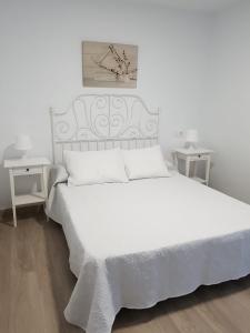 オ・グローベにあるCasa Soanbraの白いベッドルーム(テーブル2台付)の白いベッド1台