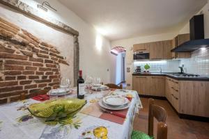 uma cozinha com uma mesa com uma toalha de mesa em Il Limone em Florença