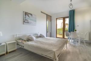 ヤスタルニャにあるAleksandraのベッドルーム1室(ベッド1台、テーブル、椅子付)