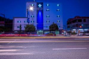 una calle vacía delante de un edificio por la noche en Hotel Mirage en La Piedad Cavadas