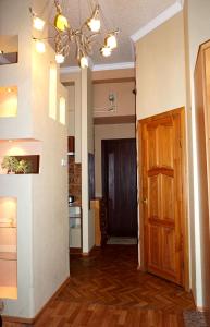 リヴィウにあるСozy apartment on Leontovichaの廊下(木製のドア付)