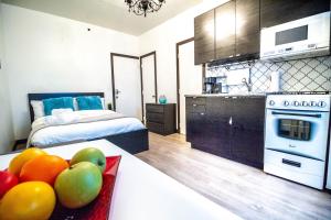 Una cocina o zona de cocina en Ocean walk apartments