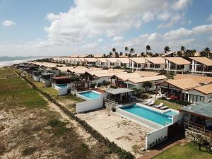 widok z powietrza na ośrodek z dwoma basenami w obiekcie Villa 06 - Taiba Beach Resort - TBR w mieście São Gonçalo do Amarante