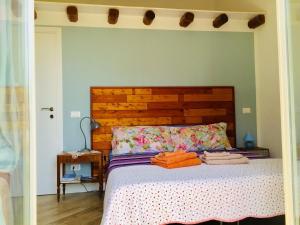 una camera da letto con un letto con testiera in legno di Gò Gò House a Palermo