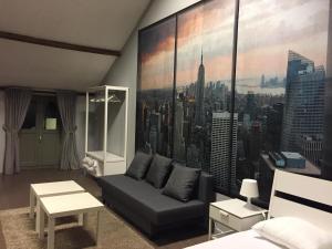 ein Wohnzimmer mit einem großen Wandbild einer Stadt in der Unterkunft Hollandia City Distillery in Hasselt