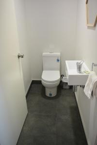 Bathroom sa Dungowan Holiday Accommodation