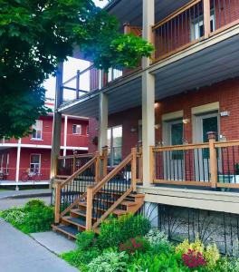 una casa con una escalera de madera en el lateral de la misma en Le 2316, en Saint-Hyacinthe