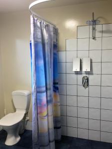 A bathroom at Haast River Motels & Holiday Park