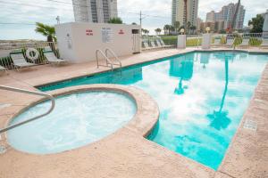Grand Beach Resort Penthouse 1内部或周边的泳池