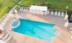 Grand Beach Resort Penthouse 1内部或周边的泳池