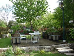 eine Holzterrasse mit einem Tisch und Stühlen im Garten in der Unterkunft vegas in 