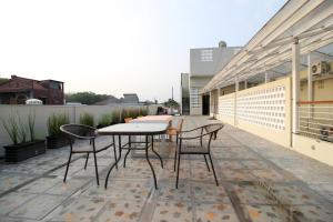 Μπαλκόνι ή βεράντα στο RedDoorz Plus near UPN Jogjakarta 2 +10 φωτογραφίες