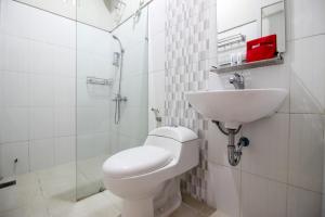 Ένα μπάνιο στο RedDoorz Plus near UPN Jogjakarta 2