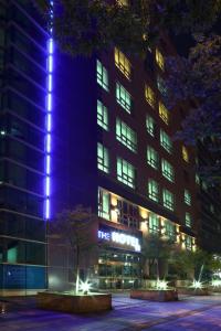 仁川にあるインチョン ザ ホテル ヨンジョンの青い灯りが目の前にある建物