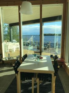 Restaurant ou autre lieu de restauration dans l'établissement Riverside Cottage Aalto Borealis