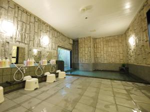 baño con lavamanos y aseo en una habitación en Hotel Route-Inn Tsubamesanjo Ekimae, en Sanjo