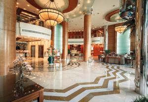 a lobby of a hotel with a large lobby at Swissôtel Al Murooj Dubai in Dubai +191 photos